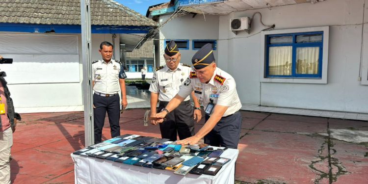 Lapas Kelas IIA Jambi Musnahkan 51 Handphone, Warga Binaan Serahkan Secara Sukarela